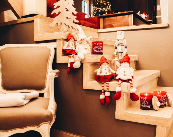 Kerstboom met decoratieve poppen